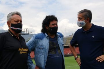 Cortesía Sergio Rios. Mario Múnera, socio de Acord Antioquia, René Higuita y el médico Juan Carlos Castaño, de la Fundación.