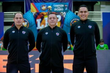 Cortesía. De izquierda a derecha los árbitros Carlos Vélez y Rodrigo Mejía, quienes representan a Antioquia en eventos internacionales.