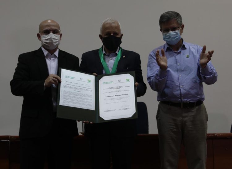 Entrega de la Orden al Mérito Deportivo Antonio Roldán Betancur, a Baltazar Medina, dirigente deportivo antioqueño.