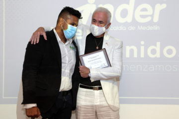 El Inder Medellín reconoció y exaltó la gestión realizada por Carlos Iván al frente de la Corporación Deportiva Los Paisitas durante 35 años.