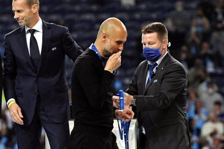 Cortesía. La foto de Guardiola besando la medalla de plata por Champions se hizo viral.