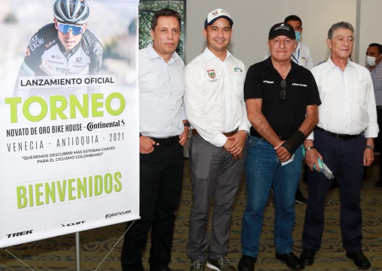 Foto Gabriel Buitrago. De izquierda a derecha Carlos Ballesteros, gerente Bike House; Óscar Andrés Sánchez, alcalde de Venecia; y los entrenadores Gonzalo “Parlante” Agudelo y Raúl Mesa.