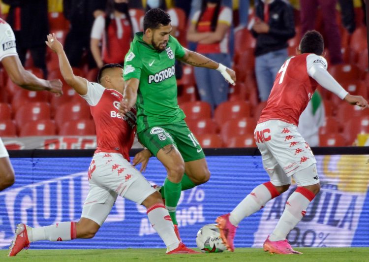 Cortesía Dimayor. En el primer partido con público en Bogotá, hinchas de Nacional invadieron la tribuna de Santa Fe y agredieron a varios seguidores del local.