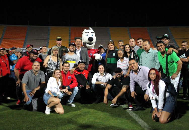 Cortesía Inder Medellín. En 2020, hinchas de los equipos antioqueños suscribieron el pacto Compromiso por la convivencia y el fútbol en paz, una iniciativa liderada por la Alcaldía de Medellín.