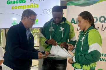 Karen Durango y Jhon Berrío recibieron bandera de Antioquia