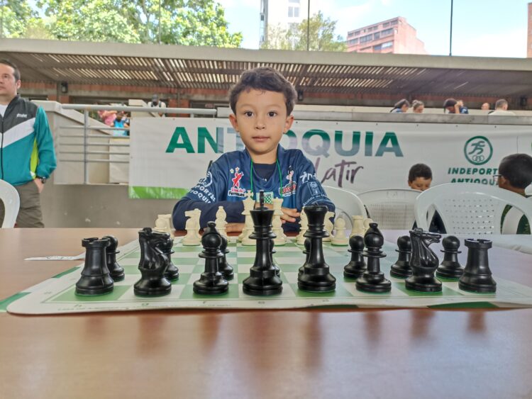 Simón, un ajedrecista con causa