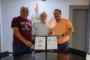 Alexander Ospina, presidente de la Federación Colombiana de Deportes Electrónicos, sella alianza colaborativa con ACORD Colombia. Le acompaña Julio Campos, secretario ejecutivo, y Faiver Hoyos Hernández, presidente de ACORD Colombia.