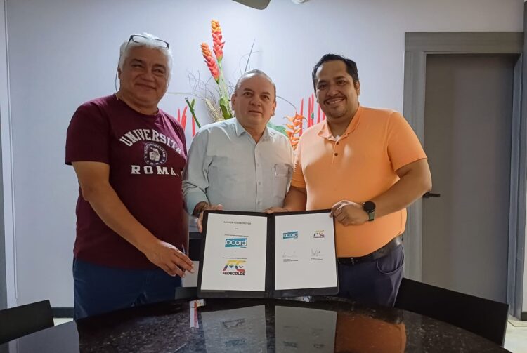 Alexander Ospina, presidente de la Federación Colombiana de Deportes Electrónicos, sella alianza colaborativa con ACORD Colombia. Le acompaña Julio Campos, secretario ejecutivo, y Faiver Hoyos Hernández, presidente de ACORD Colombia.