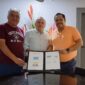 Alexander Ospina, presidente de la Federación Colombiana de Deportes Electrónicos, sella alianza colaborativa con ACORD Colombia. Le acompaña Julio Campos, secretario ejecutivo, y Faiver Hoyos Hernández, presidente de ACORD Colombia.