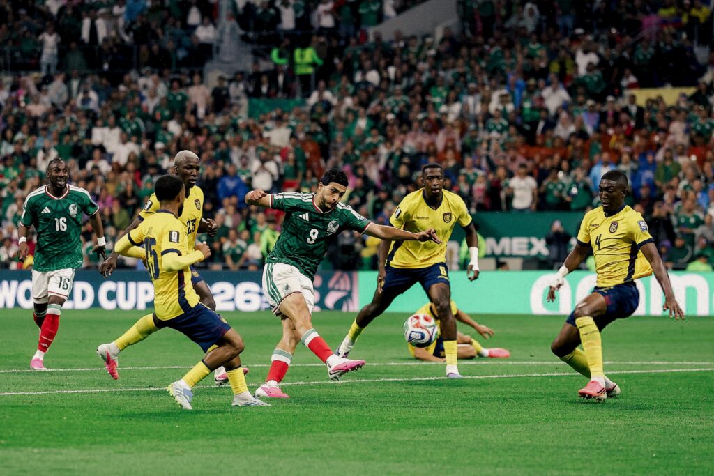 Golpe de autoridad en el Azteca: México eliminó a Ecuador y jugará el famoso quinto partido
