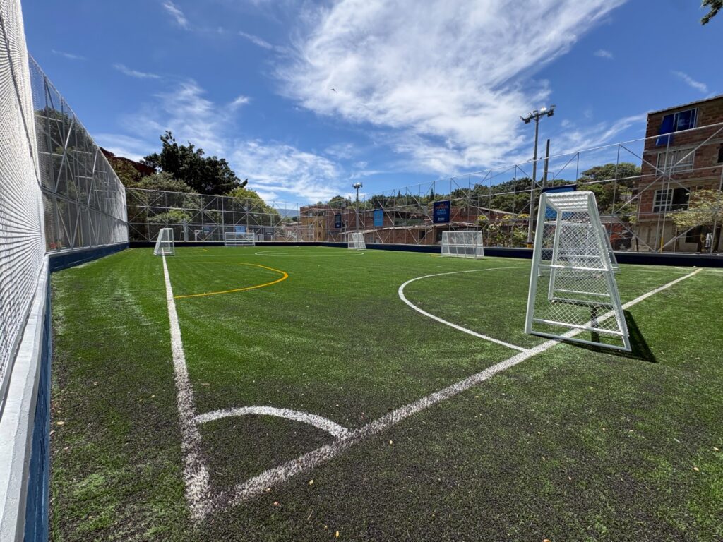 Siete canchas de Medellín que eran de arenilla hoy son de grama sintética