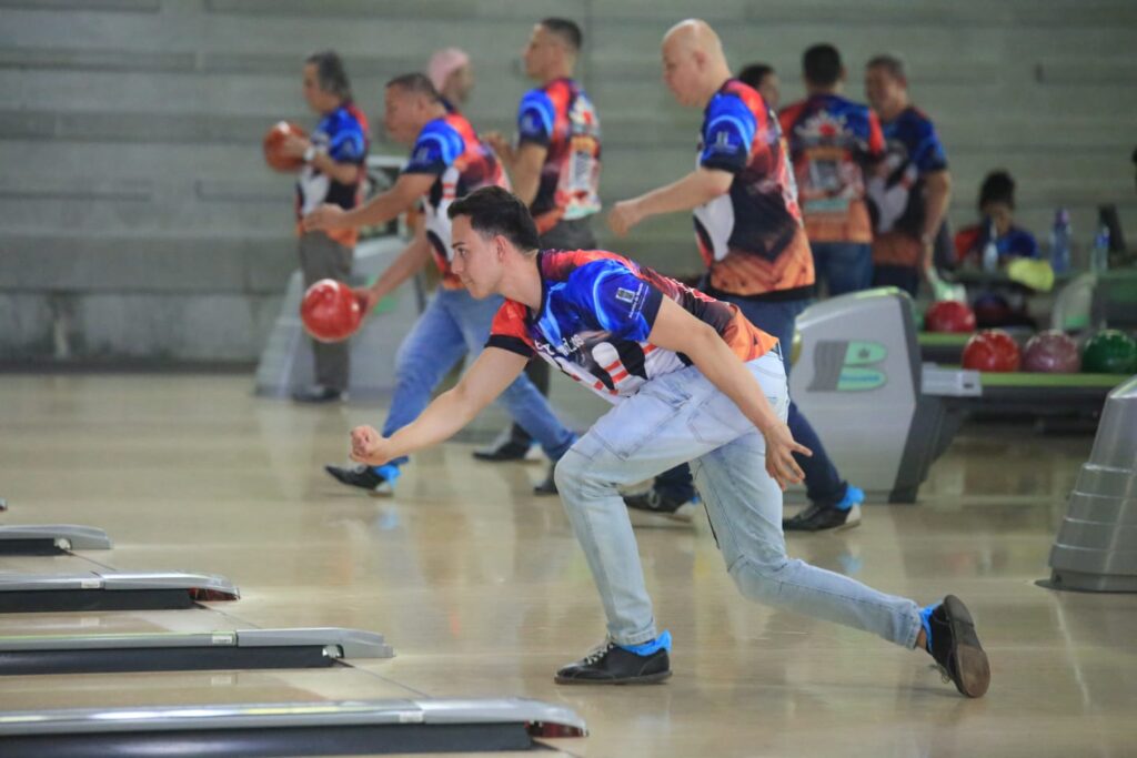 Los medios de comunicación se reúnen en Medellín para jugar bolos y recoger ayudas para los damnificados